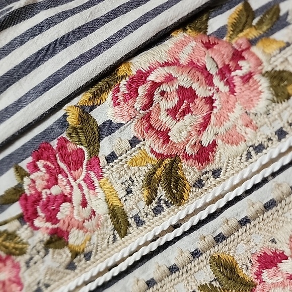 Andre By Unit Embroidered Top NWOT - Picture 3 of 8